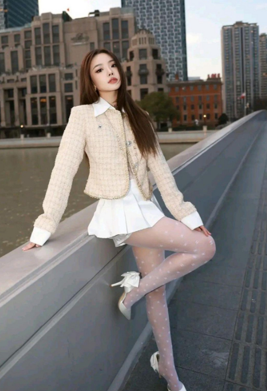 连体波点丝袜搭配百褶裙,显得青春时尚优雅迷人#时尚穿搭# #丝袜