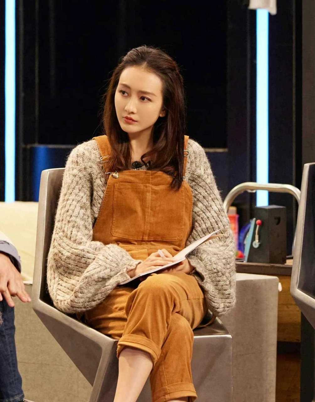 王鸥综艺造型,瞬间整个人变温柔的一个搭配,慵懒风毛衣和卡其色背带裤