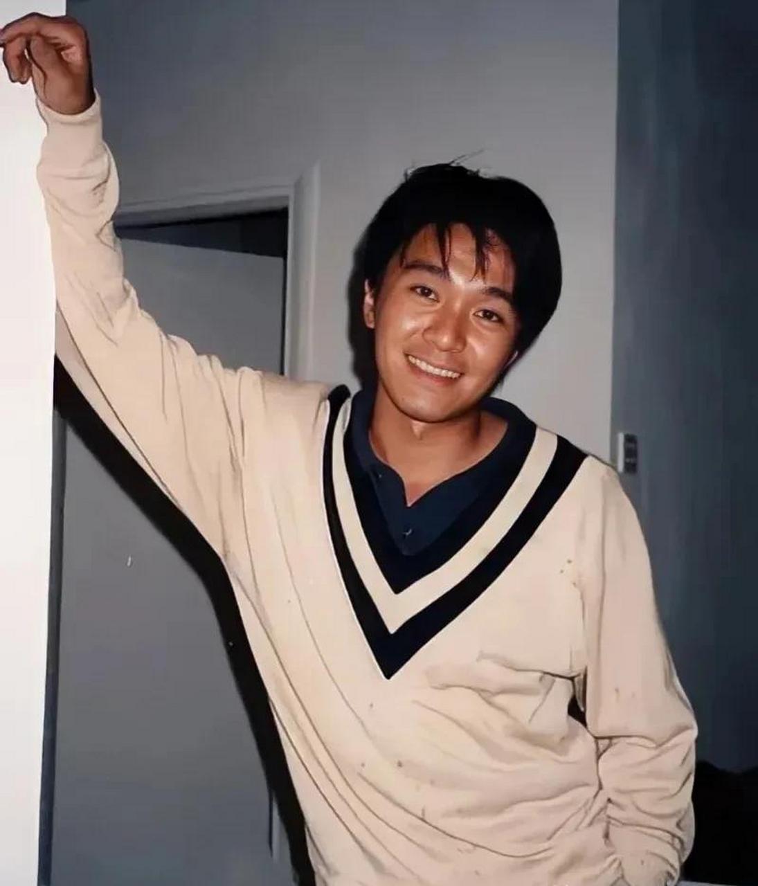 领动计划# 星爷复古老照片,还有点害羞的星爷也是帅帅的 [玫瑰]