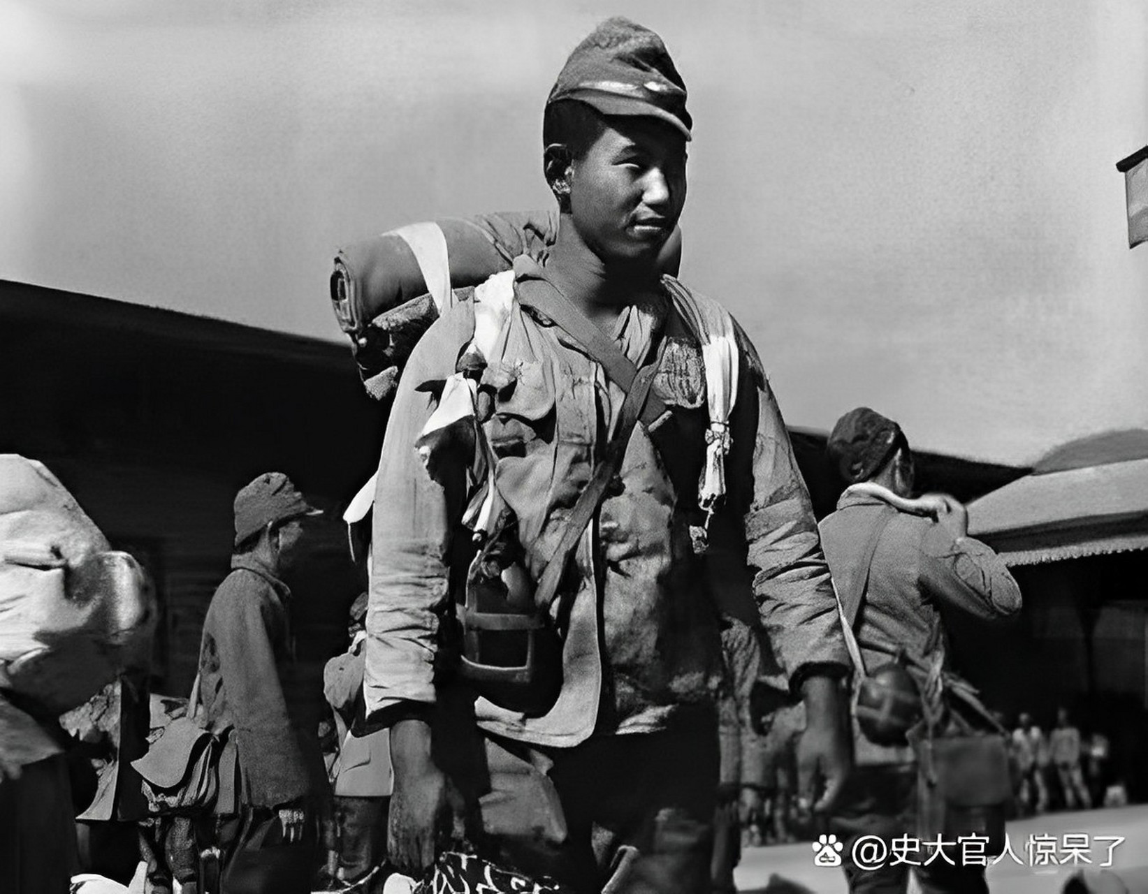 1945年,二战战败后,日军士兵投降后被遣返回国,镜头中他们卑躬屈膝