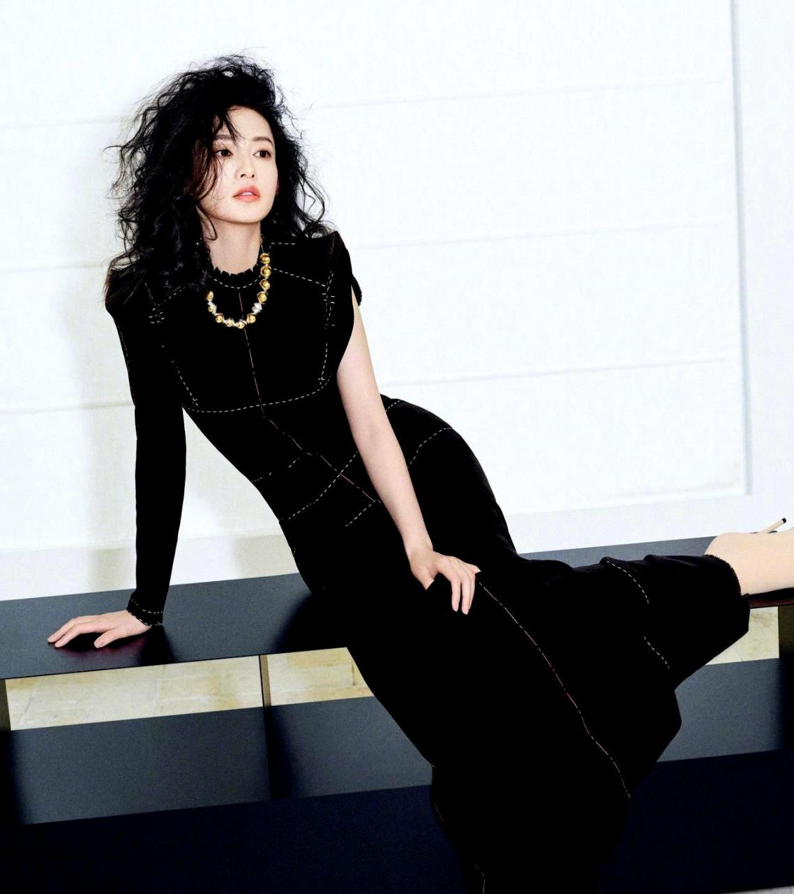 李沁成为了《精品购物指南》4月刊的封面人物.