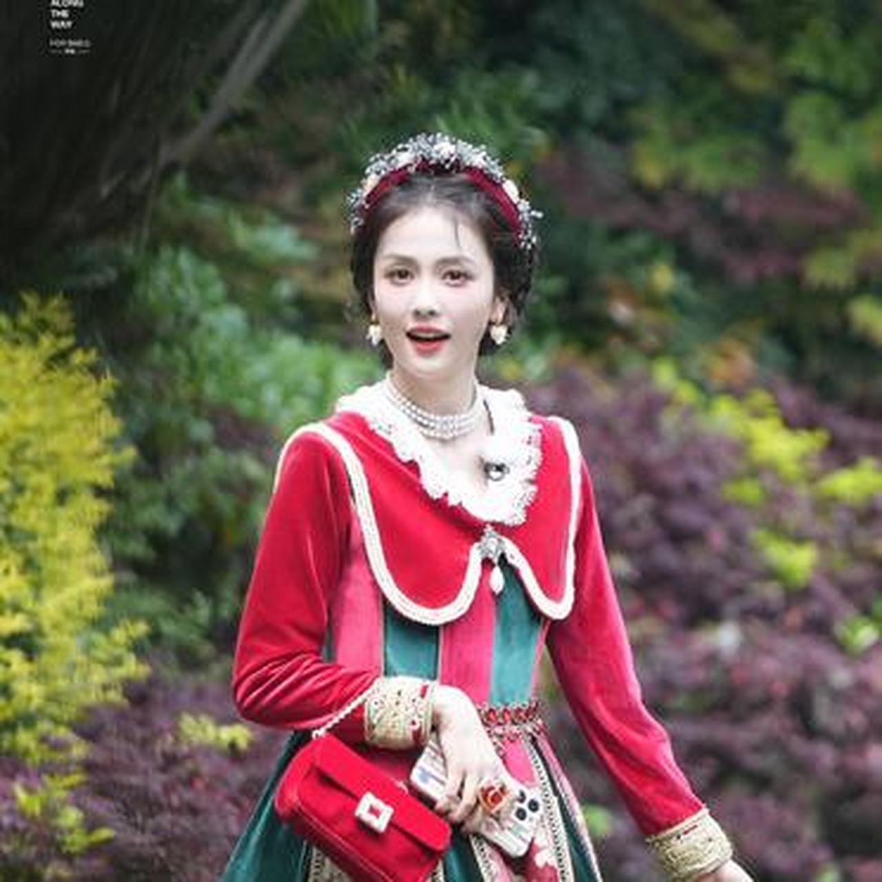 白鹿红丝绒公主裙好像圣诞装,盘发造型更显优雅温婉气质