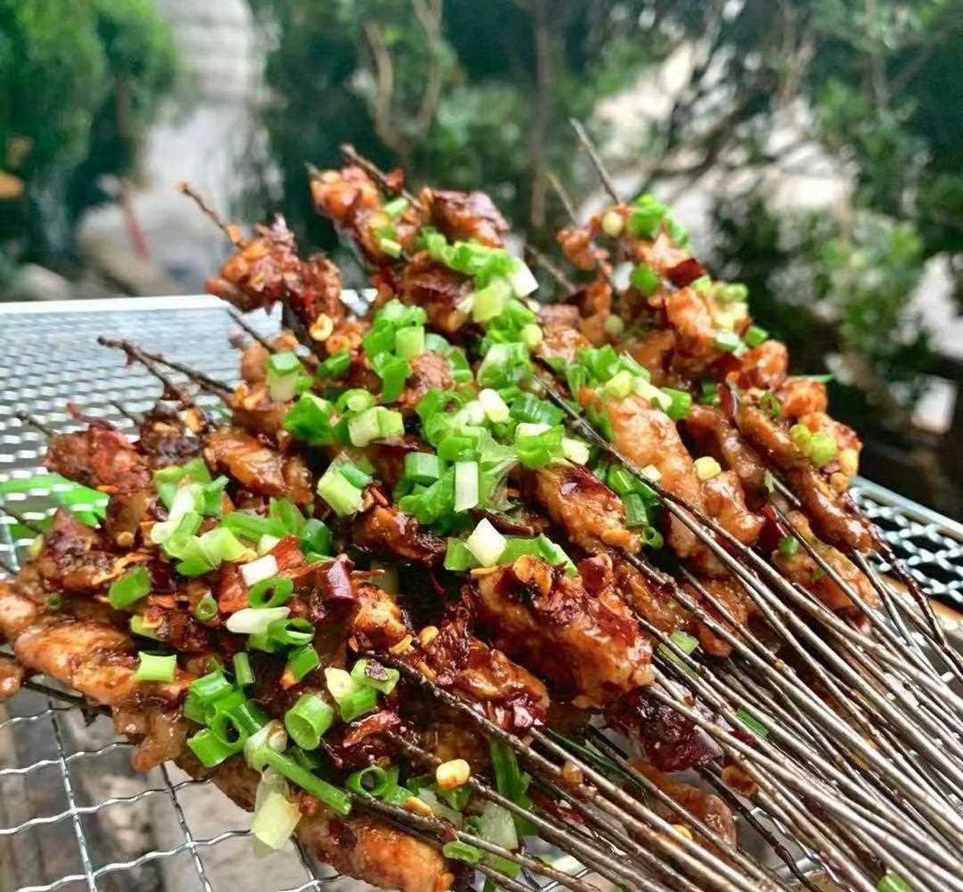 小胖烤肉在这里开了十多年,作为一家地道的老店,这里承载了很多食客