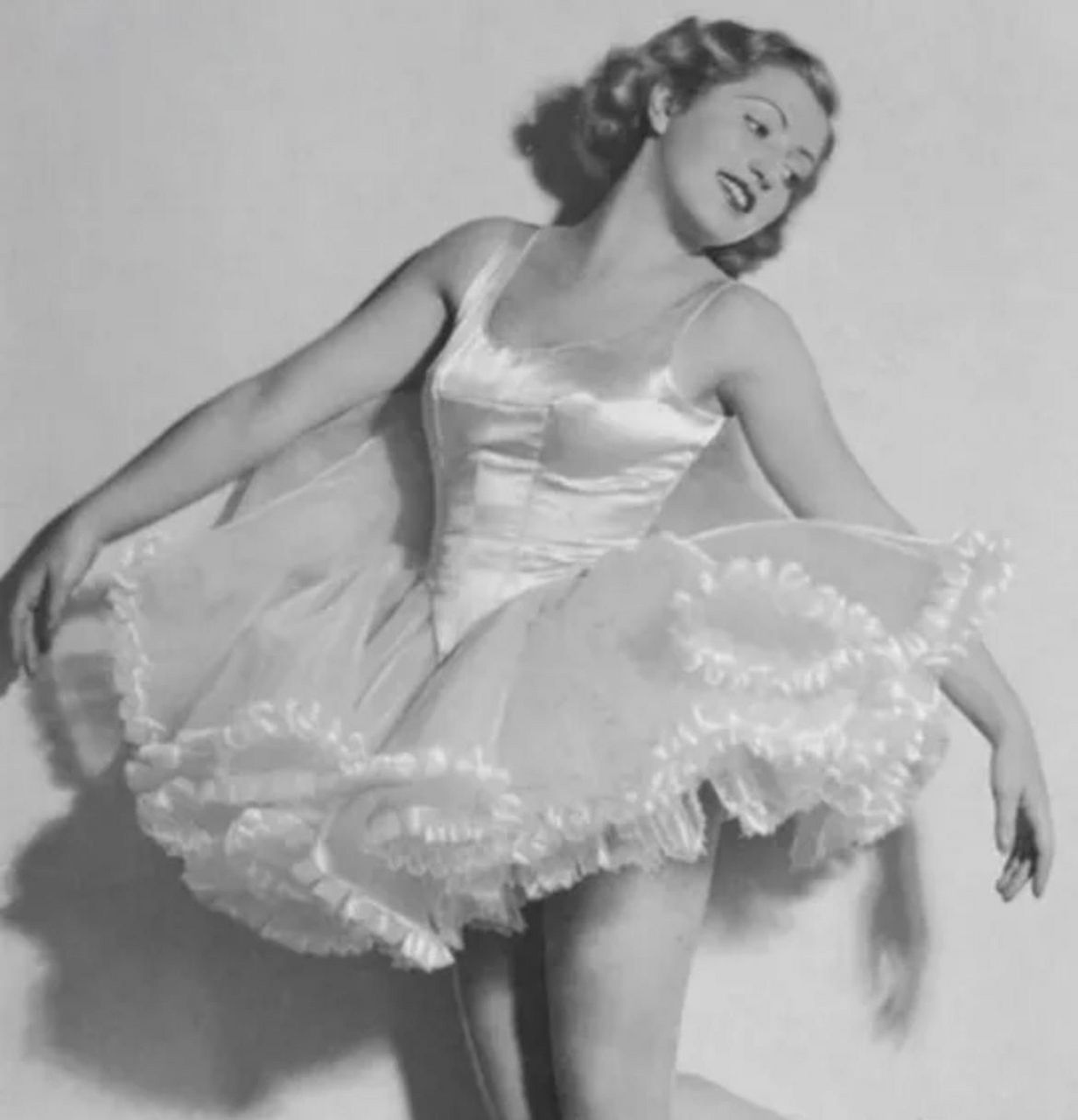 一位美丽的犹太芭蕾舞演员被骗到奥斯威辛集中营后,被德国纳粹下令