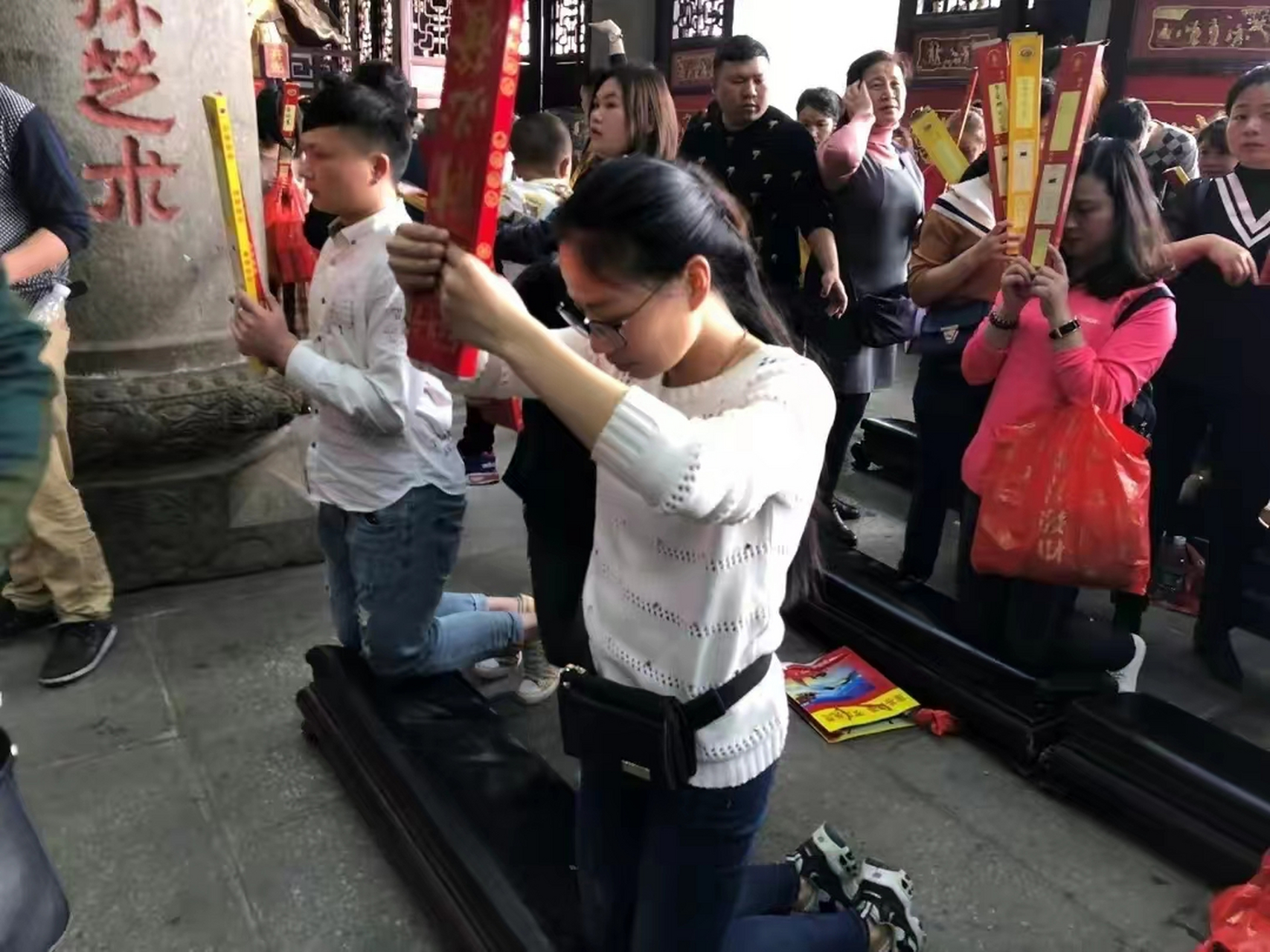 在寺庙磕头上香,就忍不住想哭,有几次刚跪下眼泪就出来了,这是为啥!