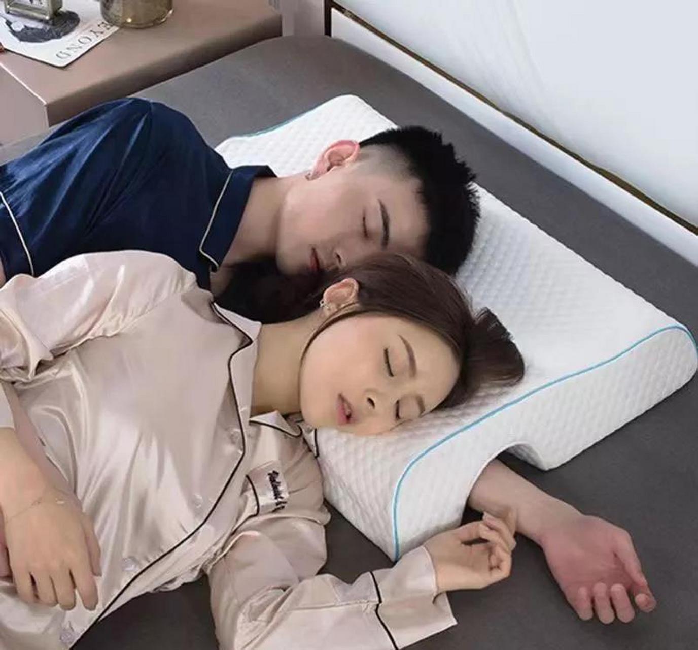 有一次,我正午休息的时候,老公突然从后面抱住了我.