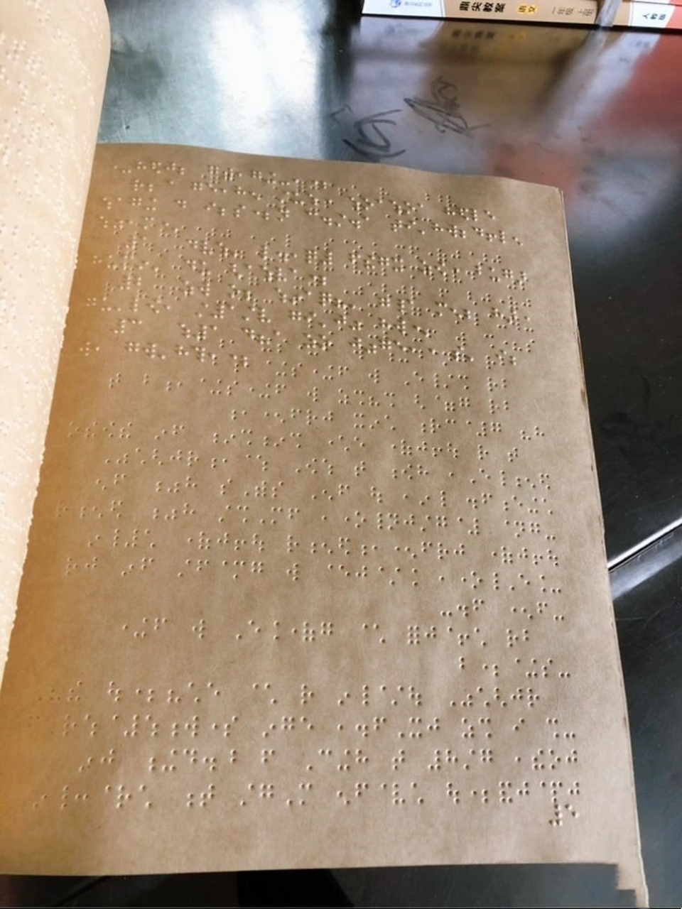 发现一本盲文小学课本,触感好神奇啊
