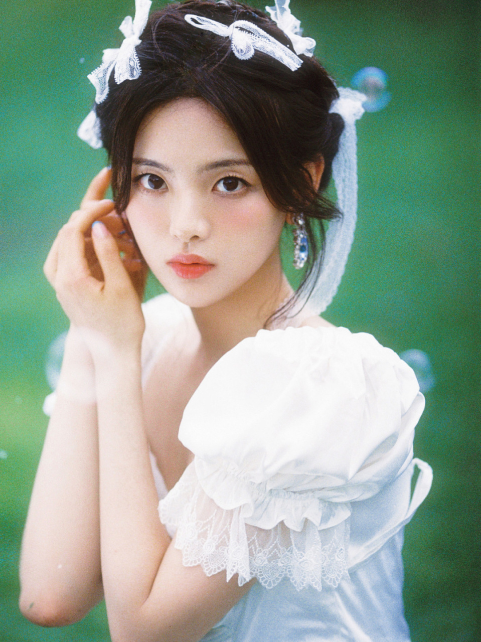 杨超越20210612一组最新写真曝光 纯白蕾丝花嫁婚纱置身于花丛中