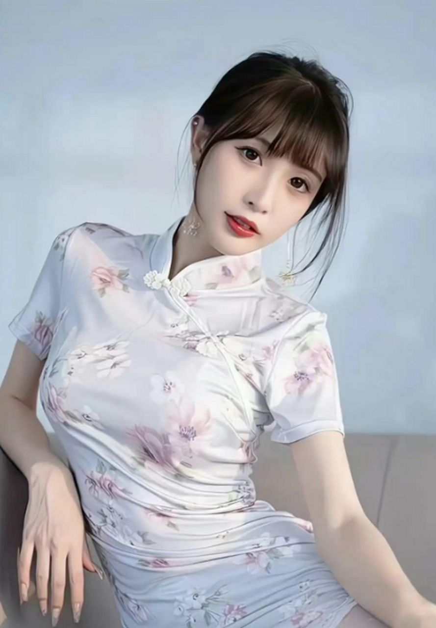 浅色印花旗袍搭配白色丝袜,展现出了东方女性的优雅.