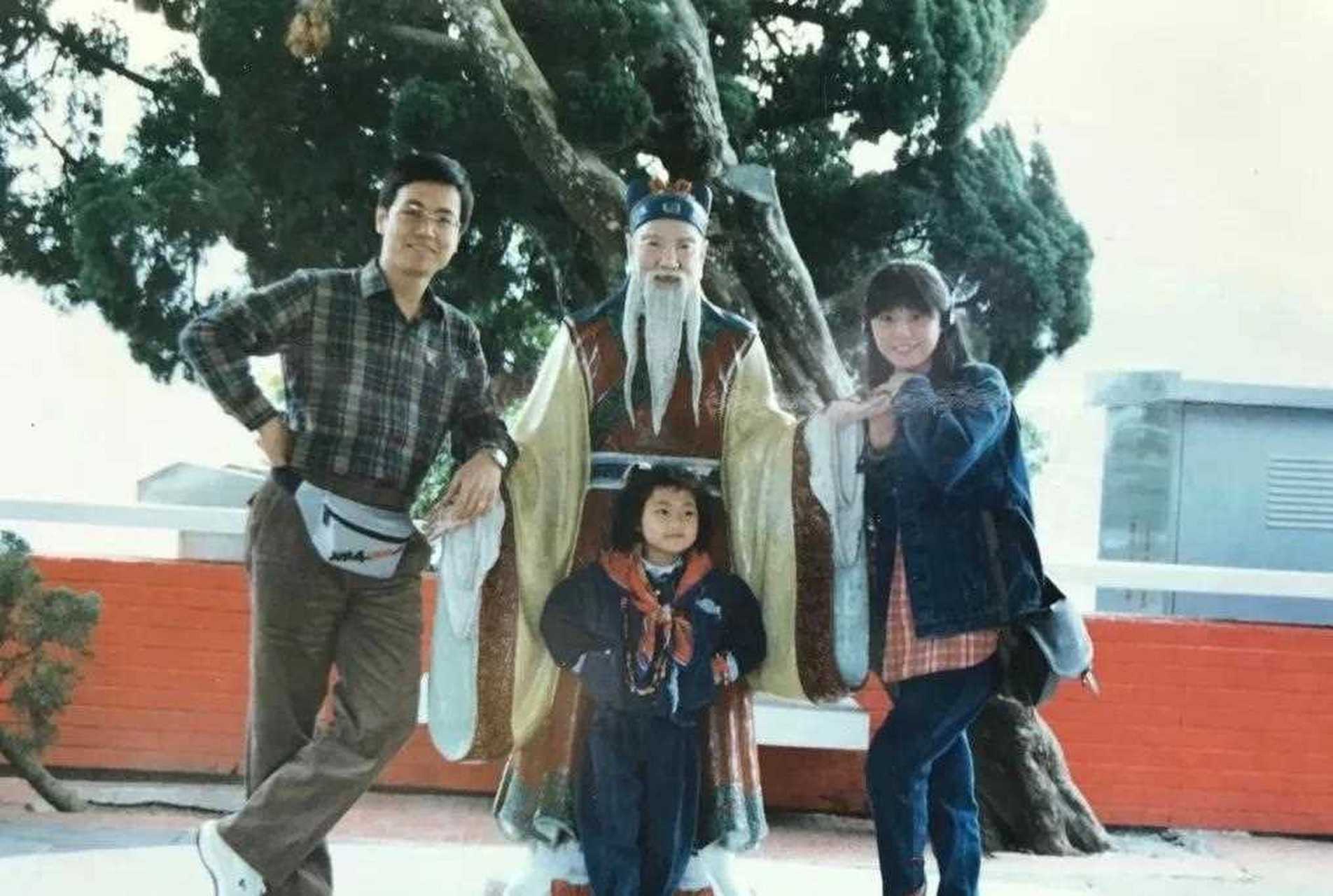 selina任家萱的爸妈分享了好多她小时候的照片.