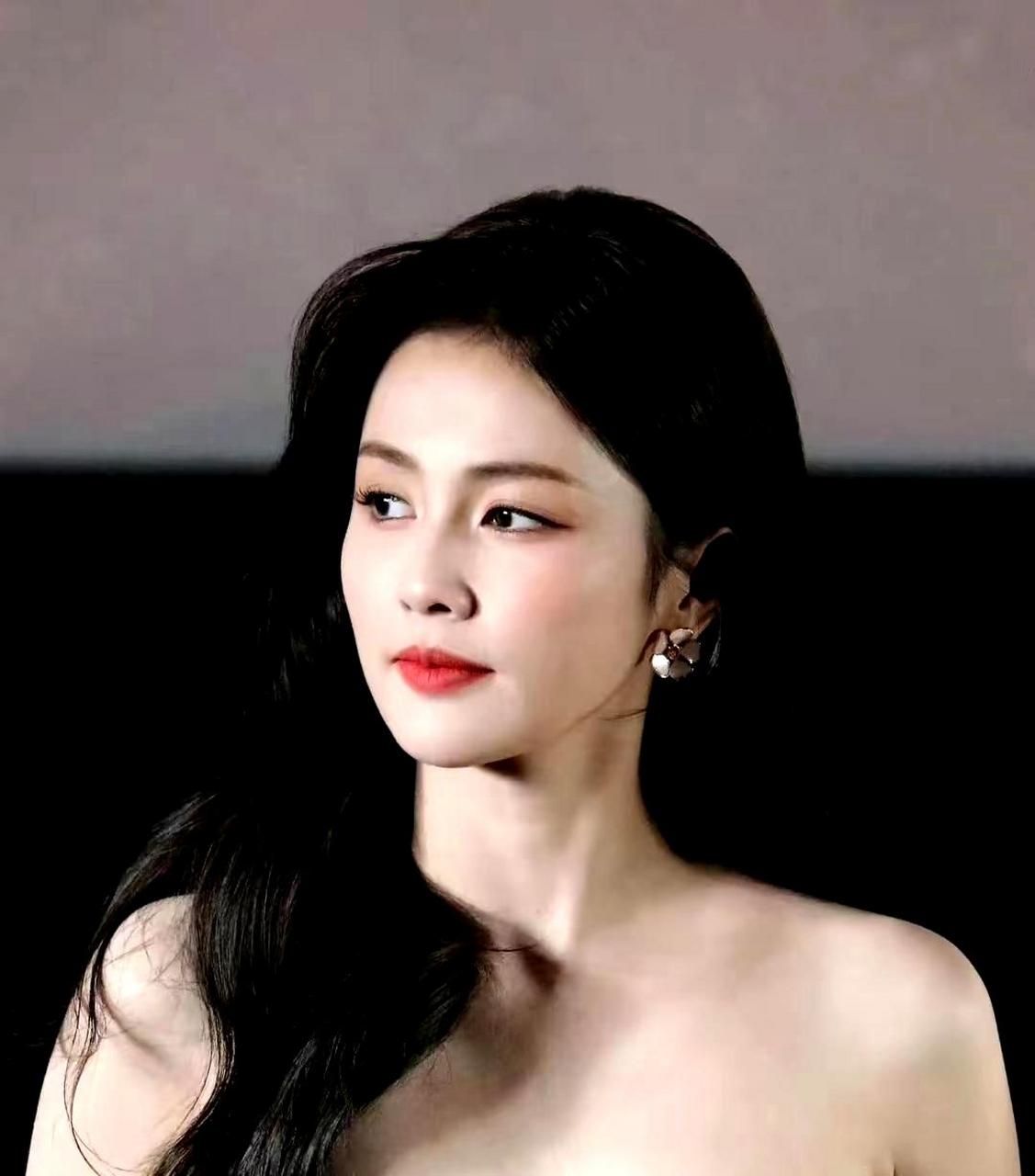 白鹿穿着黑色低胸碎花裙出席电影活动,妆容精致,散发性感淑女风,展现