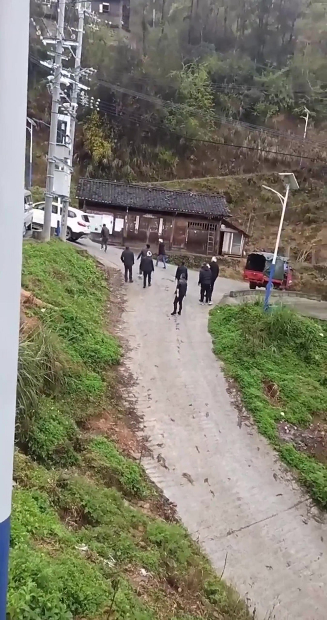 开车回农村老家,这下在村里可出名了,又欠下了不少人情!