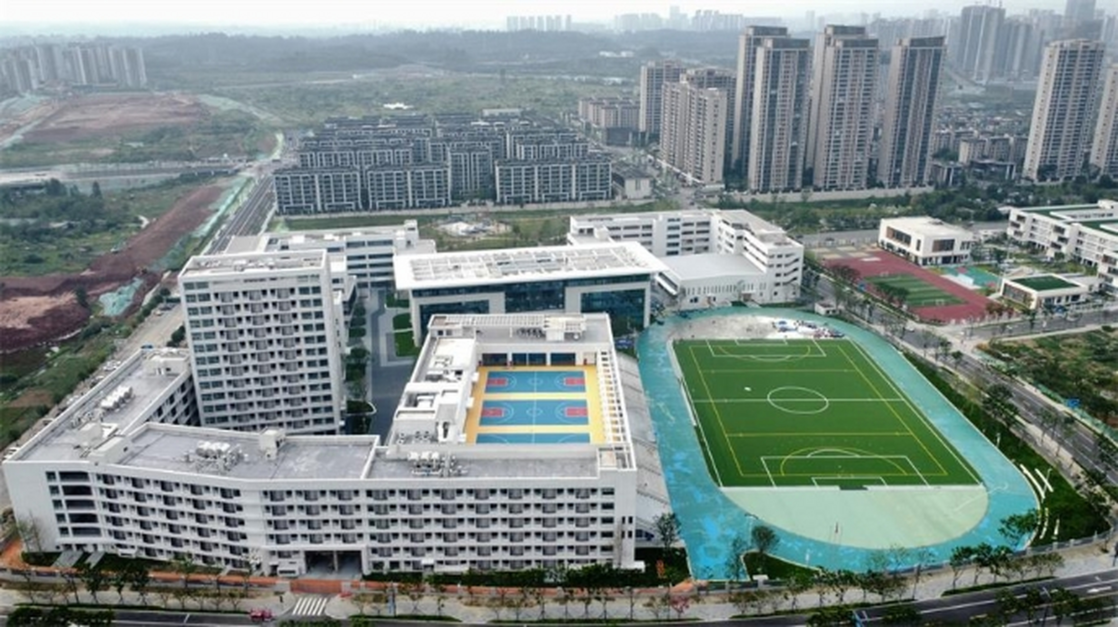 成都市华阳中学香山校区顺利通过竣工验收,位于天府新区成都直管区,总