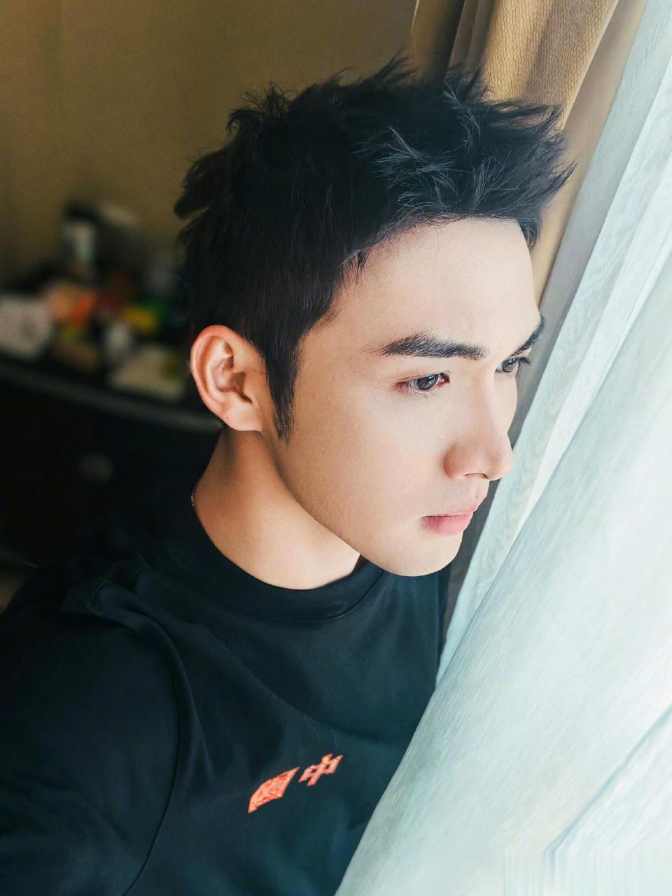 张彬彬剪头发了  张彬彬剪了个头发,短发造型好清爽啊,太帅啦!