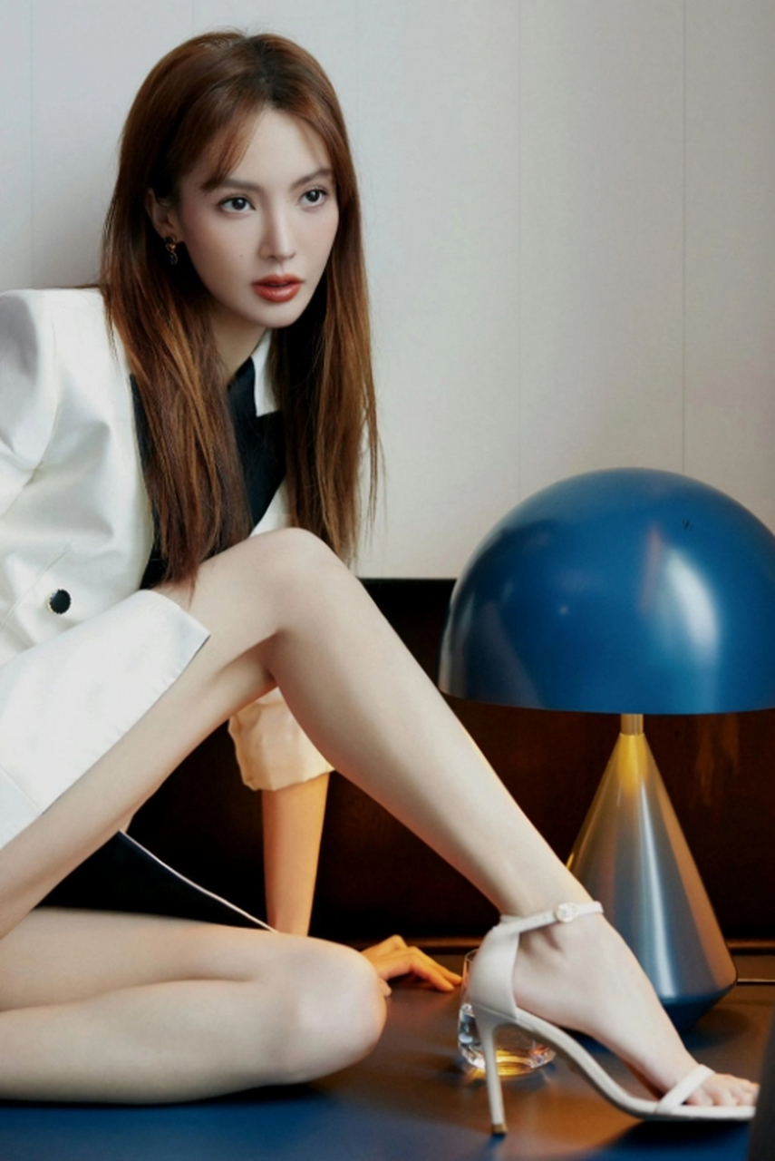 五官精致立体,肤白貌美大长腿的#金晨# 纤瘦高挑的身材,性感妖娆的小