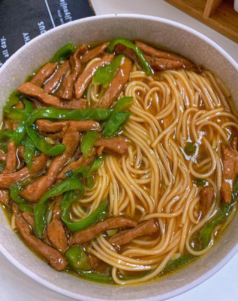 青椒肉丝面 百吃不厌的青椒肉丝面～ 简单好吃,自己做酱香浓郁,满满的