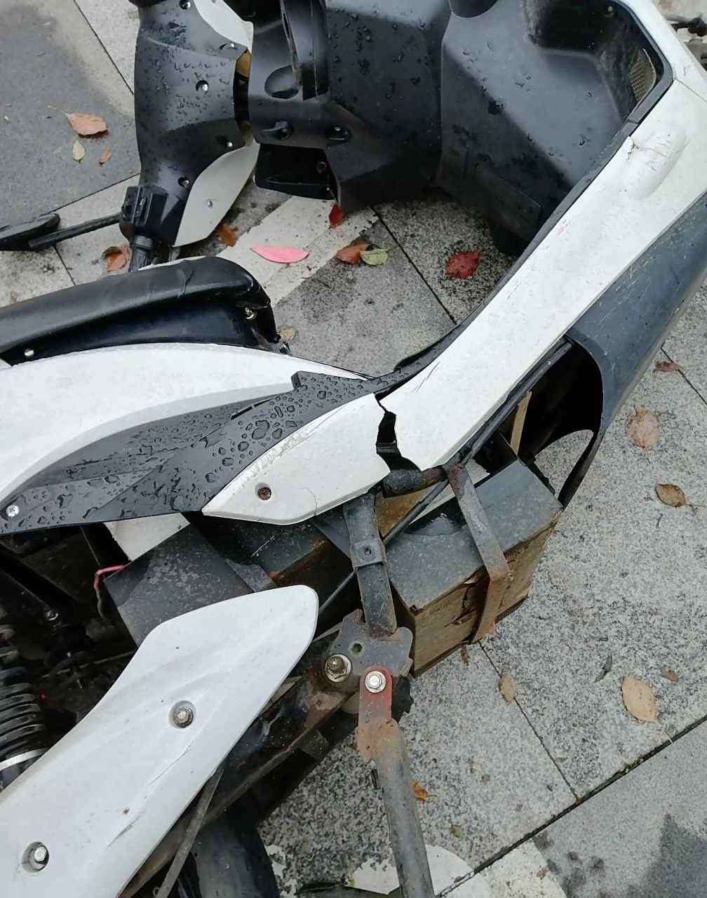 谁家电动车还有这么坏的?车貌八成新,车身断裂.这是让人惊讶还是惊吓!