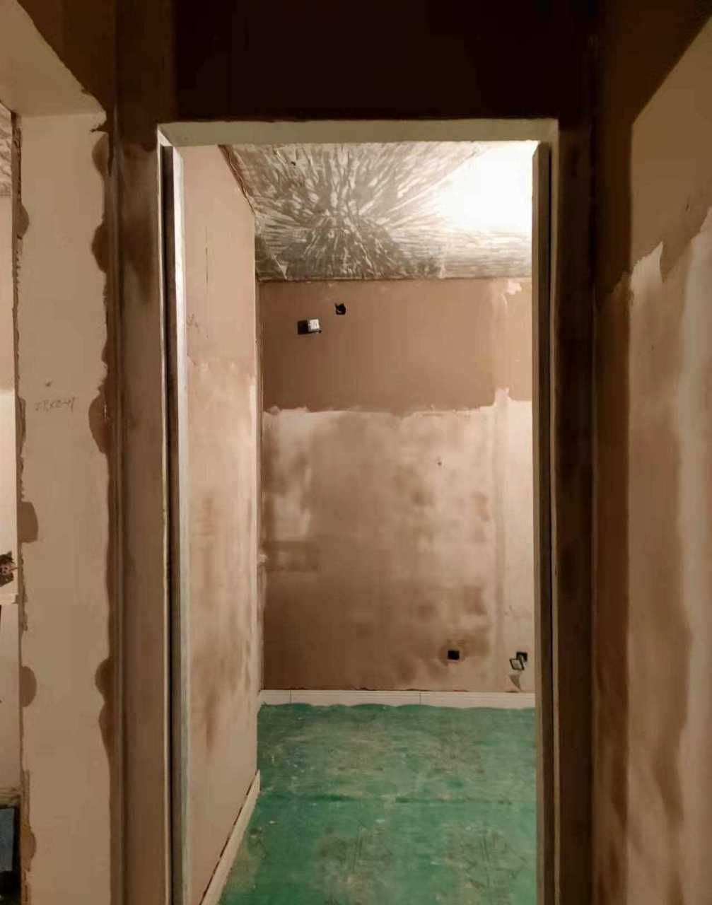 北京装修工地实拍 大兴金隅学府墙面石膏找平,刮底层石膏是油工阶段打