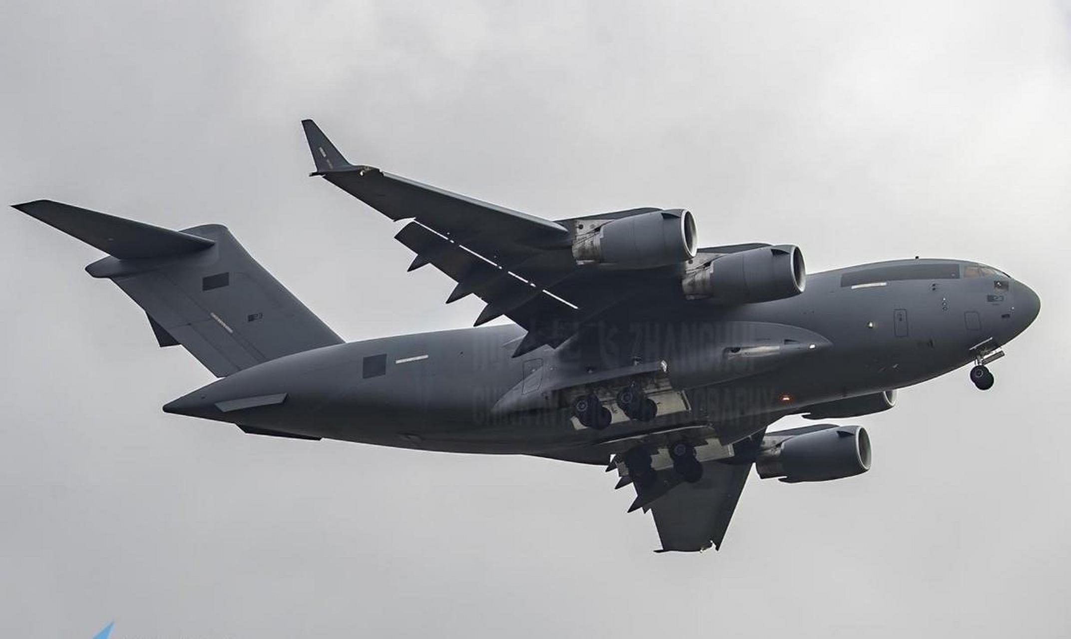 随着运20b运输机的横空出世,运20b运输机与c-17战略运输机之间的差距