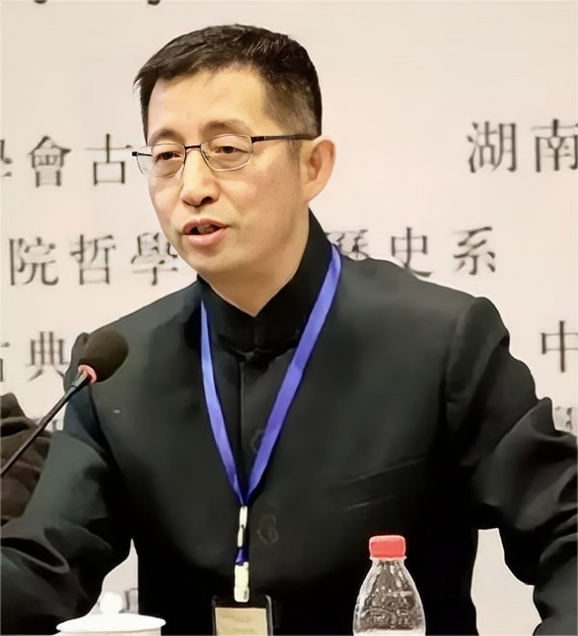 "北大哲学系教授吴飞呼吁再次恢复土葬,把火葬给取消,而这一提议也