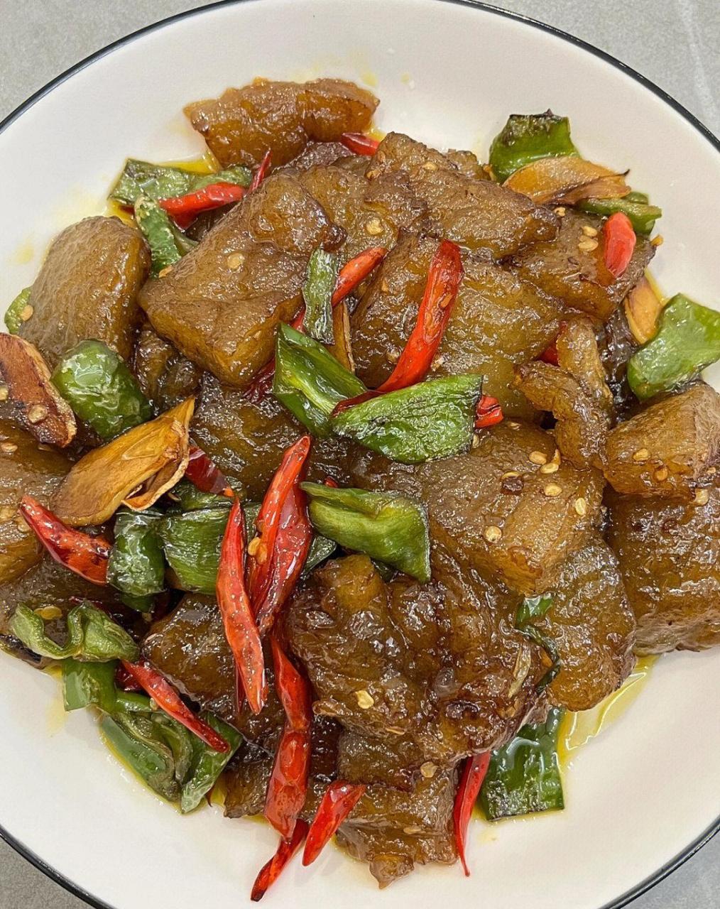 分享一道红薯粉 食材:红薯粉300g清水400g青辣椒2根红辣椒6个 做法:1