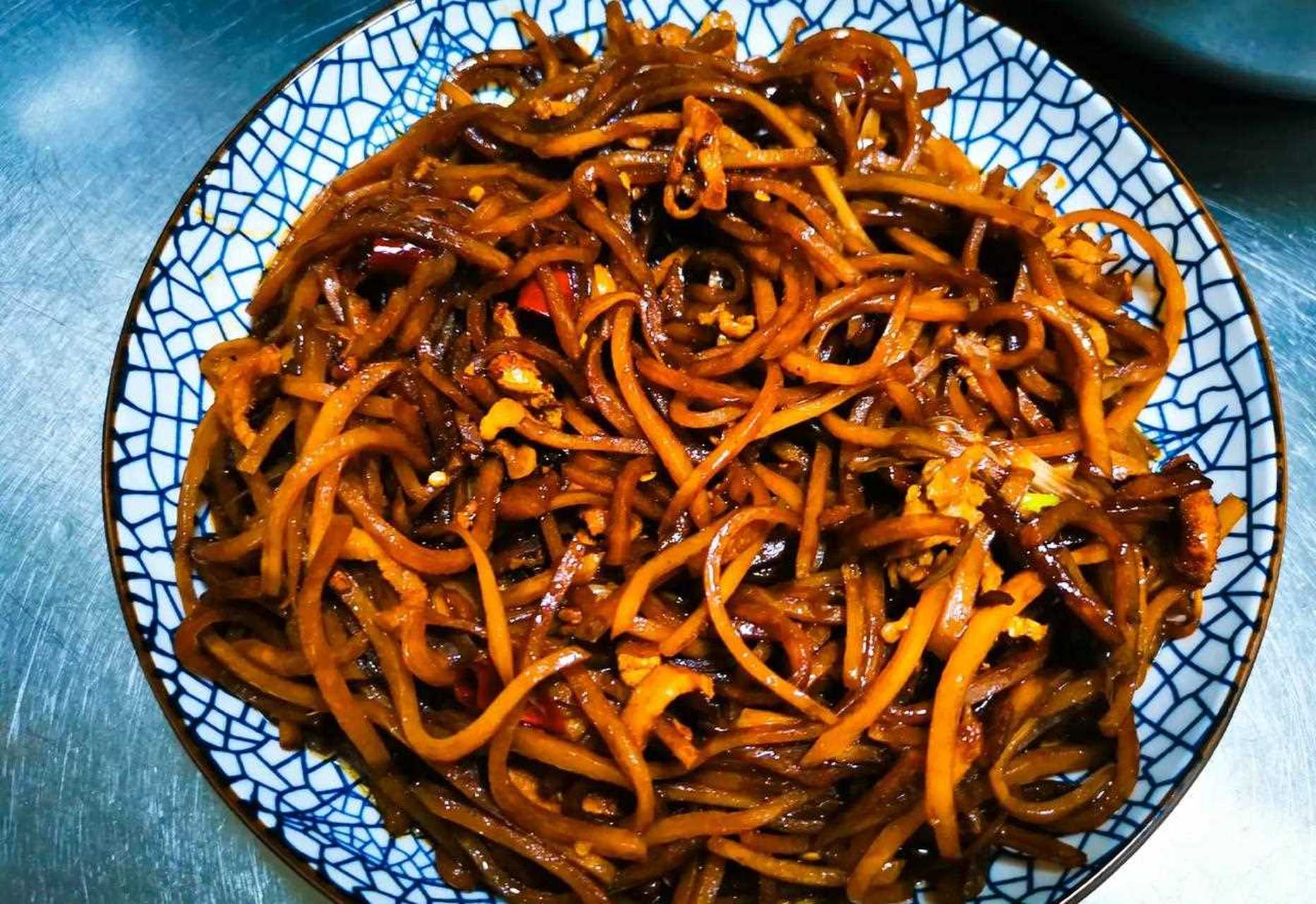 开胃下饭佐餐佳品肉丝炒咸菜,今天在家休息老妈让我做个肉丝炒咸菜当