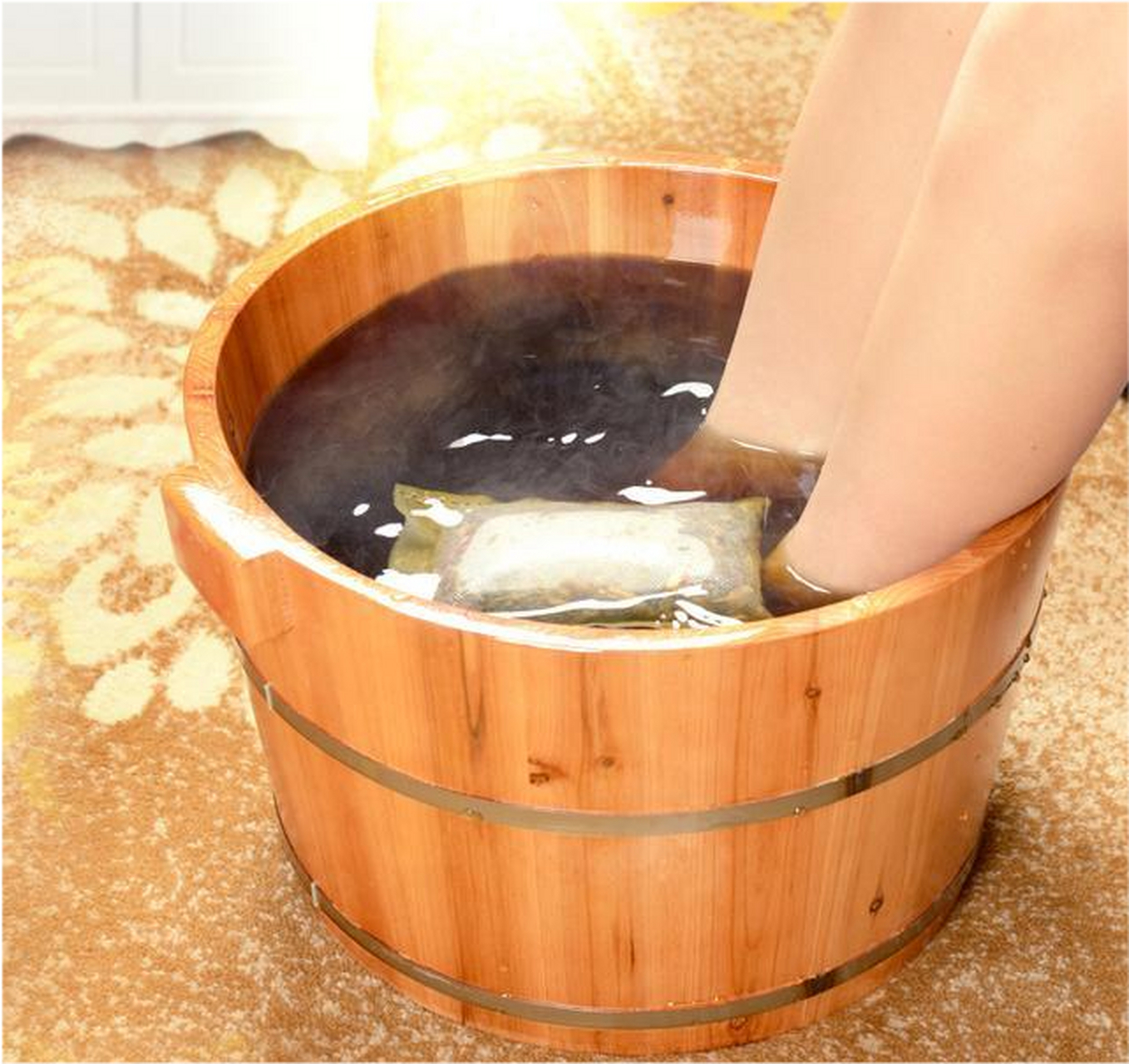 1 方法一在木桶中放入40摄氏度的热水,量要足够在泡脚水中放入白醋