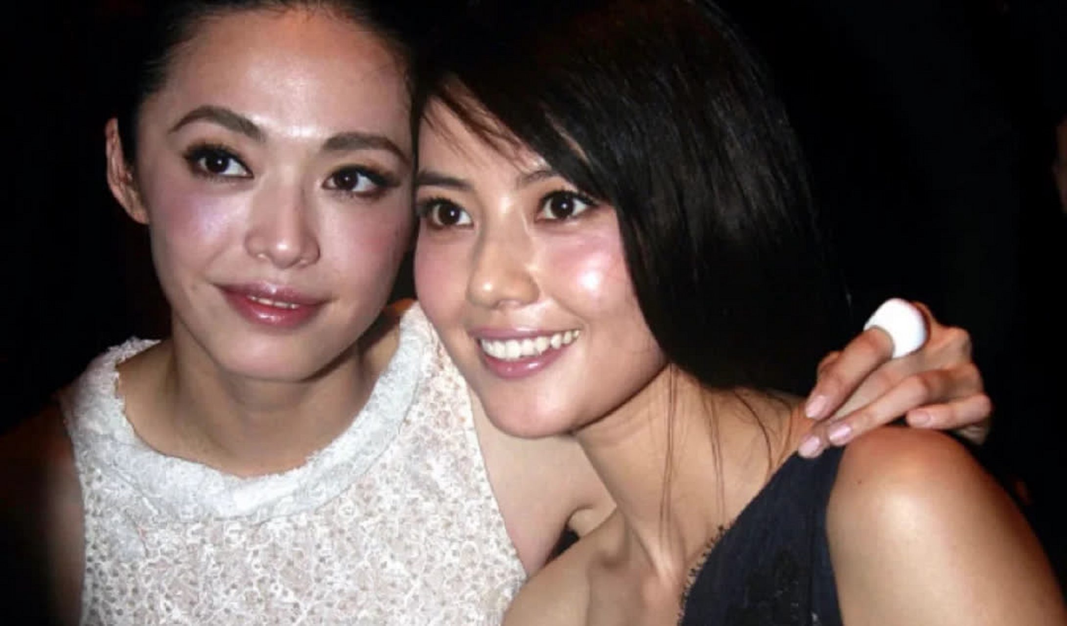 姚晨和高圆圆早期合影,怎么感觉姚晨的五官有点像舒淇呢![微笑]