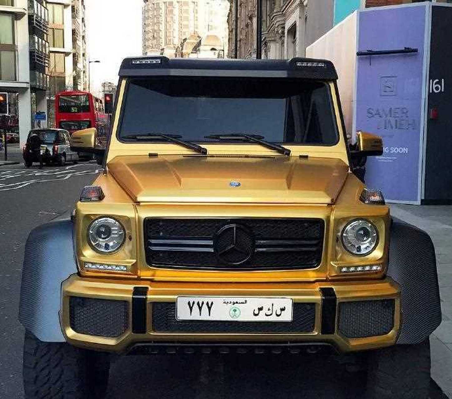 土豪金奔驰g63 6x6[戴口罩]