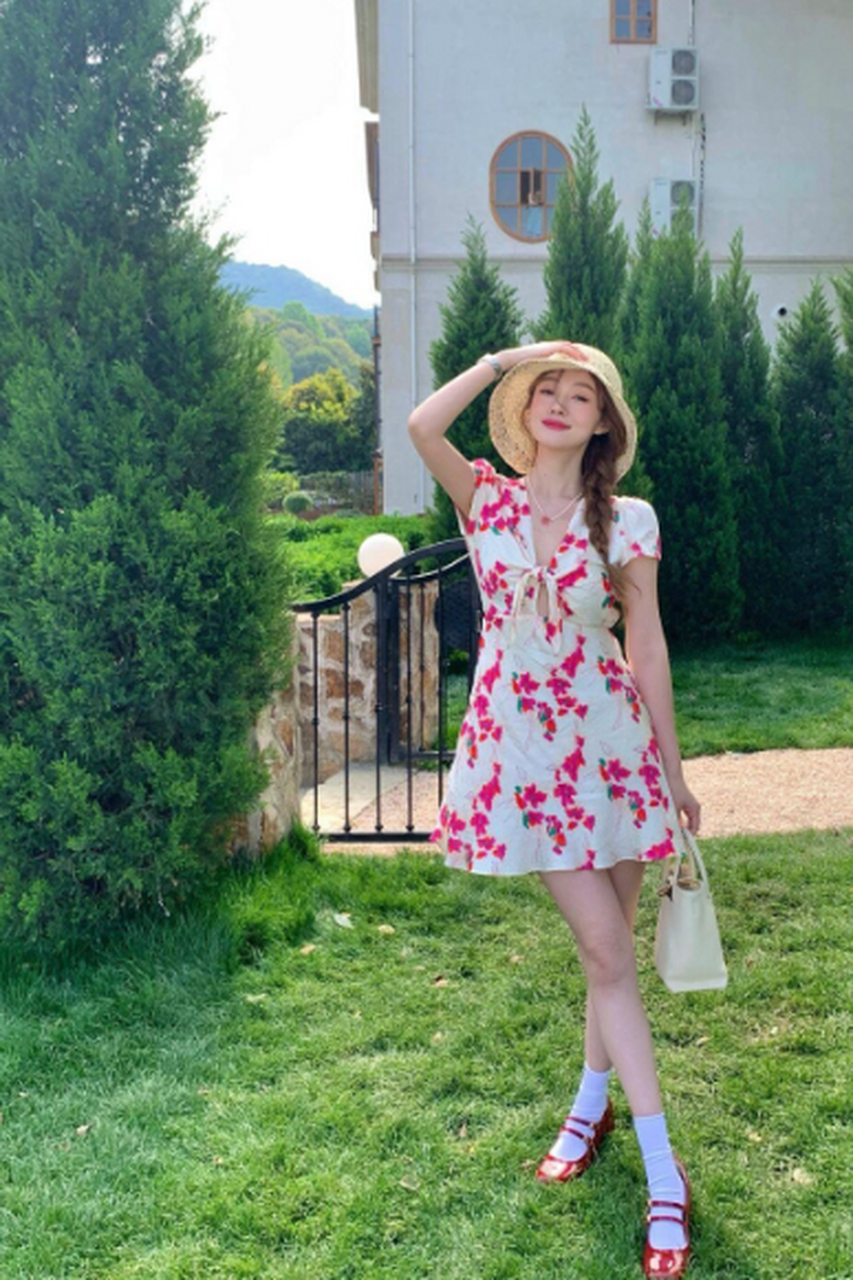 春季出门旅游穿什么样的衣服,拍出来的照片更好看 可以选择一件印花的