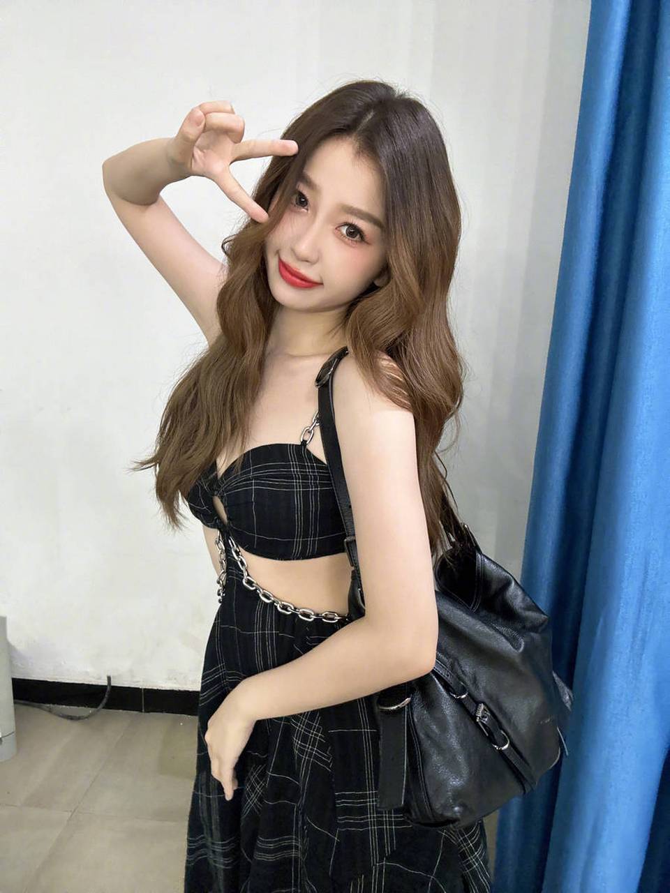 虞书欣居家写真大片,穿吊带大秀好身材!