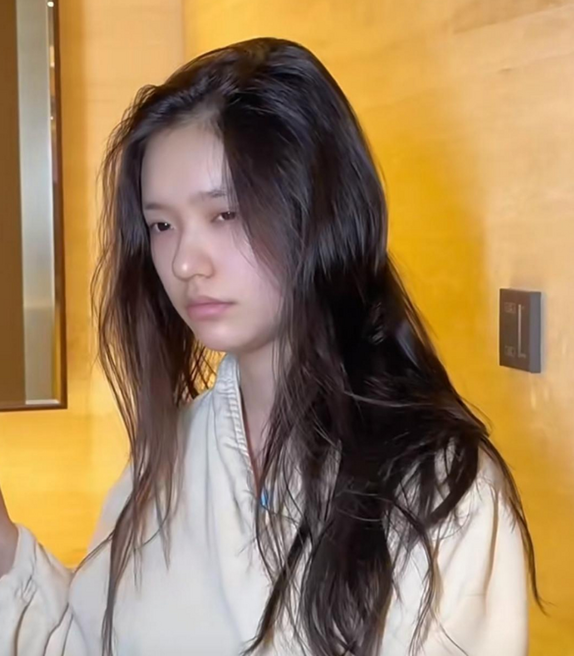 林允晒化妆前后对比照,刚起的脸色发暗无精打采,做完妆发就散发明星