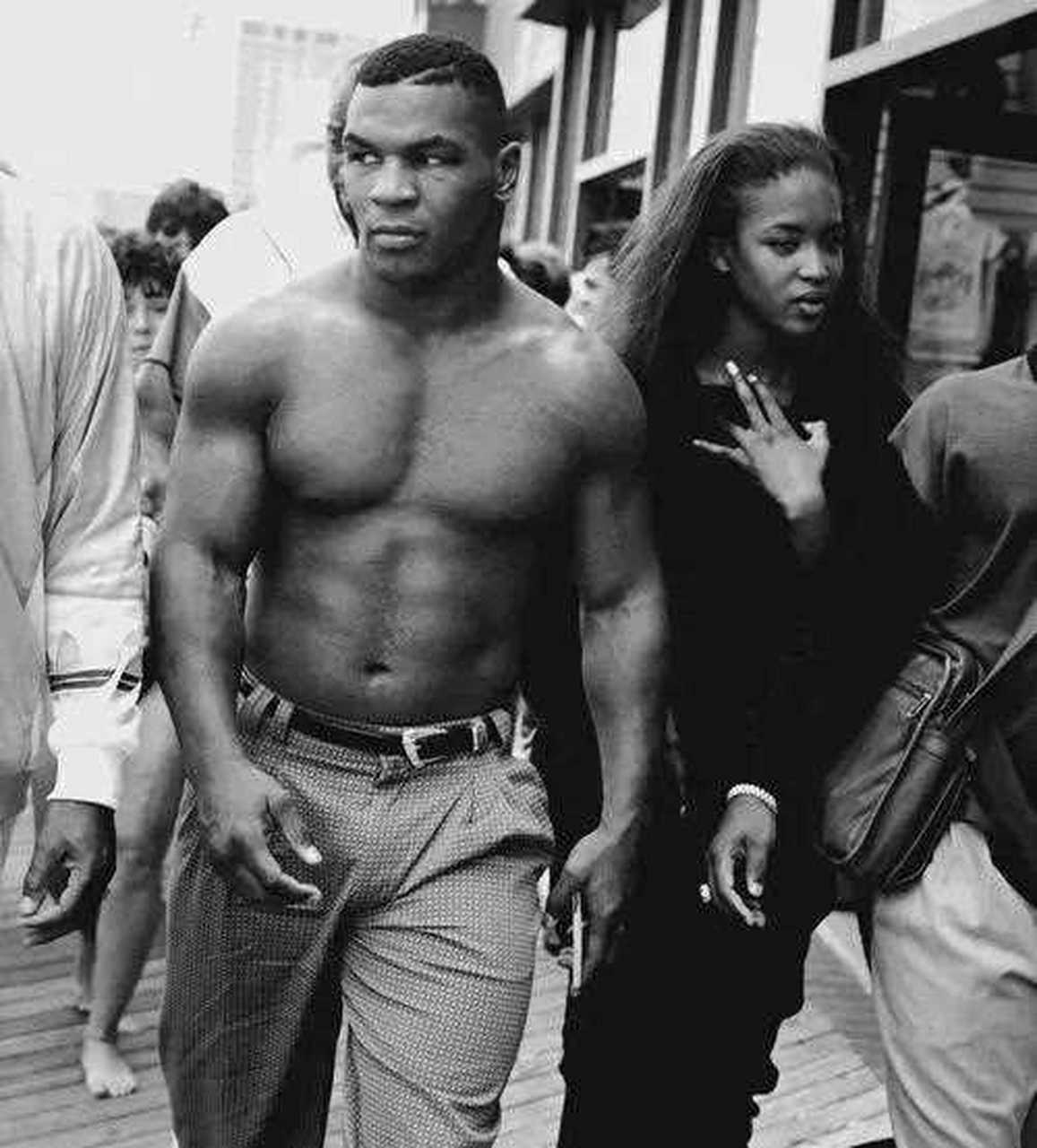 看看巅峰时期的泰森是多么ba气,怎么还有人说他只能排第三呢?