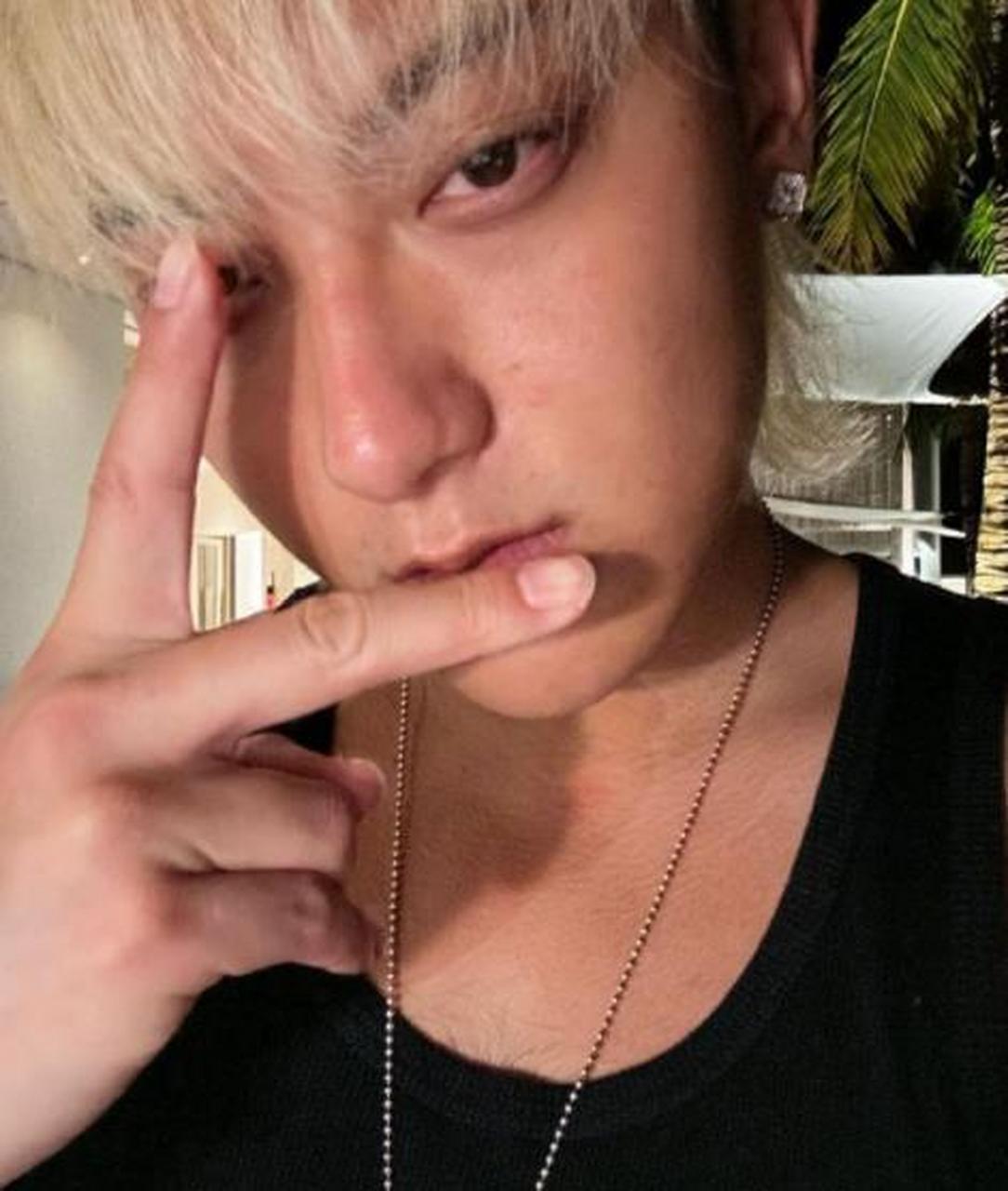 黄子韬晒出在马尔代夫玩耍时的自拍,其中一张是游泳时对着镜头比耶,但