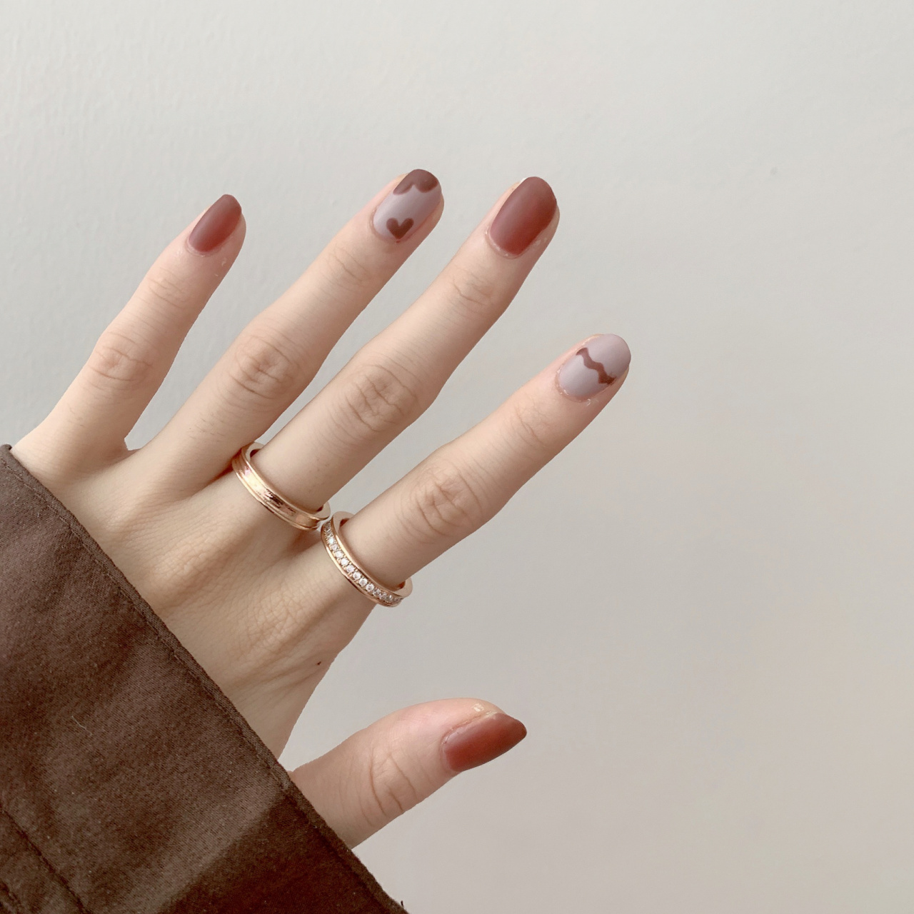 温柔甜美的豆沙色美甲 玫瑰磨砂显白又温柔 用深色和浅色搭配 会让