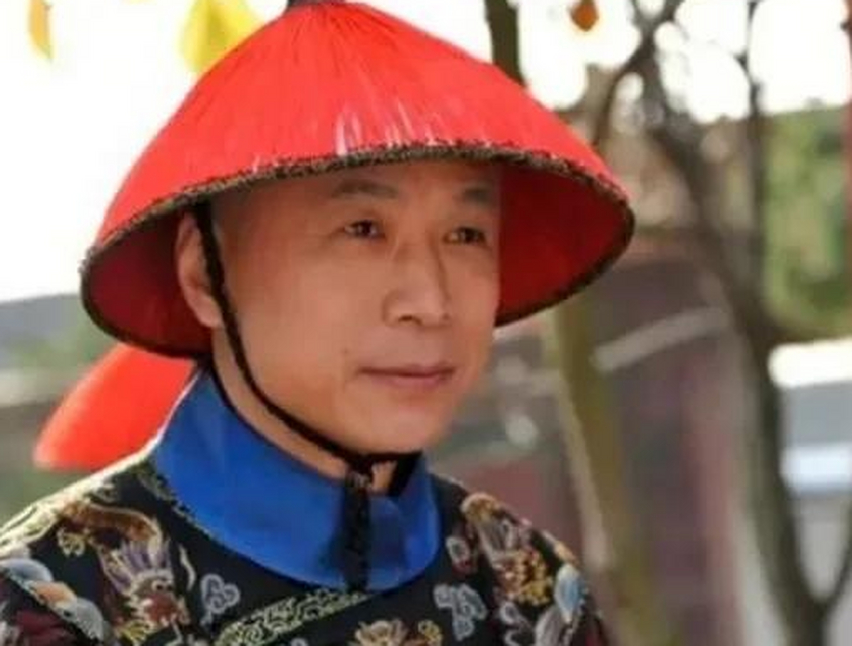 在《甄嬛传》中,苏培盛是皇帝身边的领侍太监,已经成为了太监中的极品