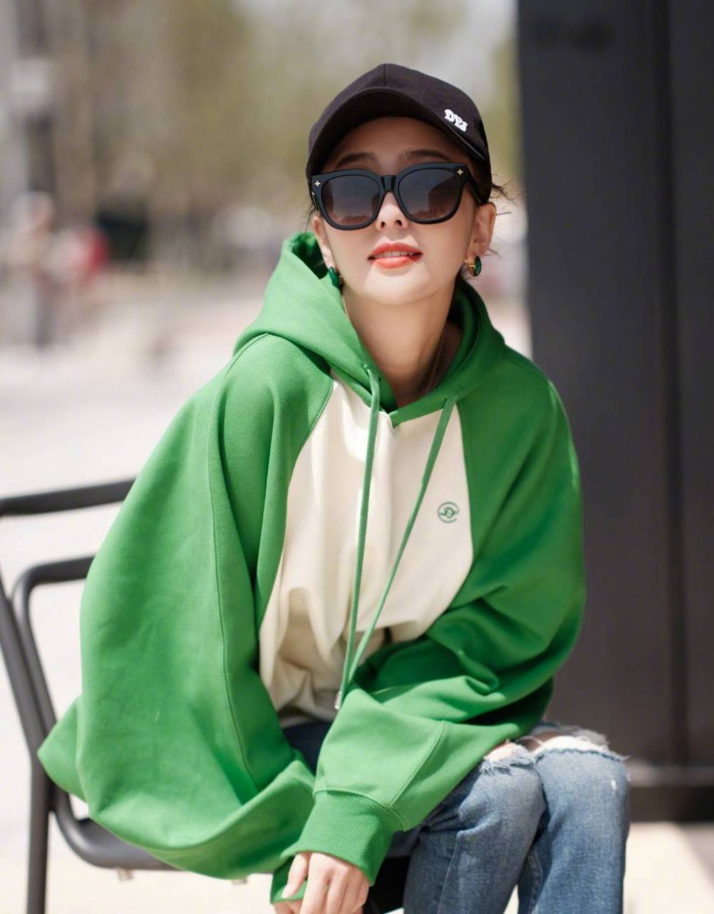 佟丽娅扎高马尾活力满满  梨涡浅笑明媚动人