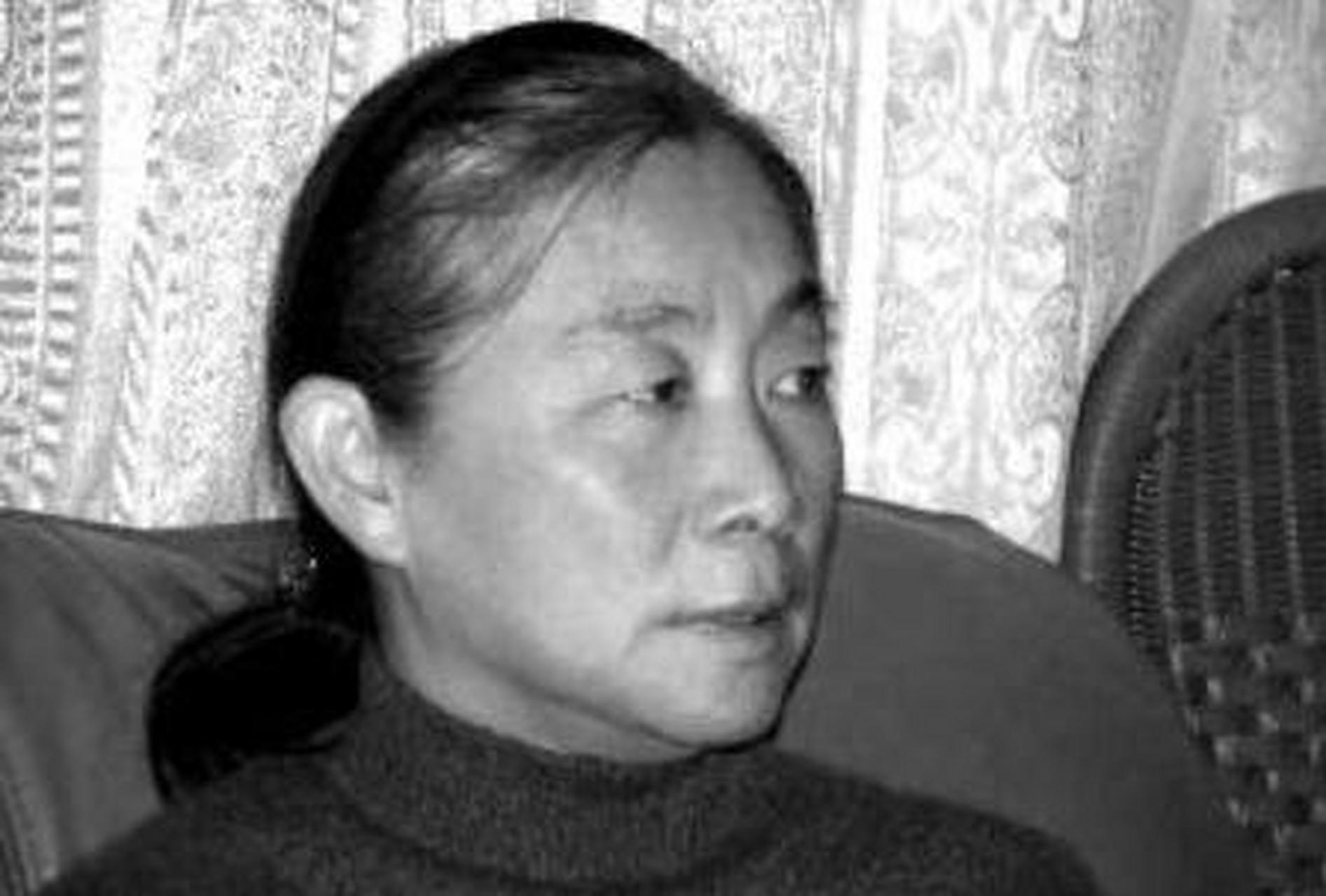 晚年的林豆豆,满头白发,手持双拐,眼神呆滞地盯着棺材里的丈夫