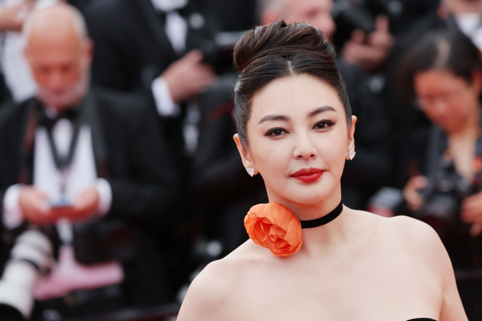 戛纳红毯的张雨绮美翻了,又带来了新的惊喜!