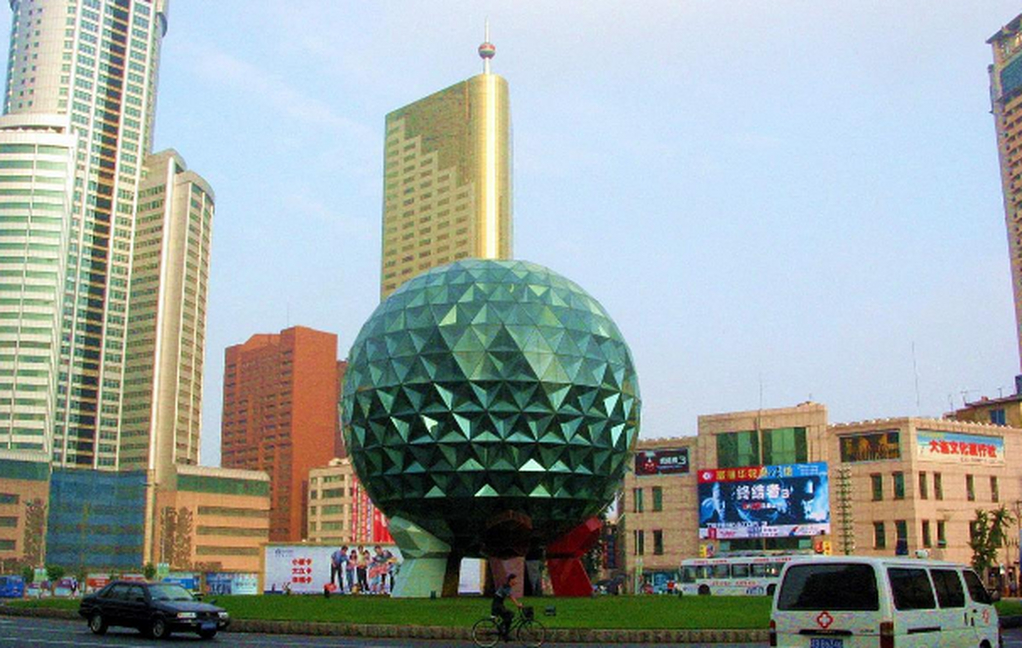 友好广场见证了大连的岁月变迁与蓬勃发展,是老大连人的情怀所在.