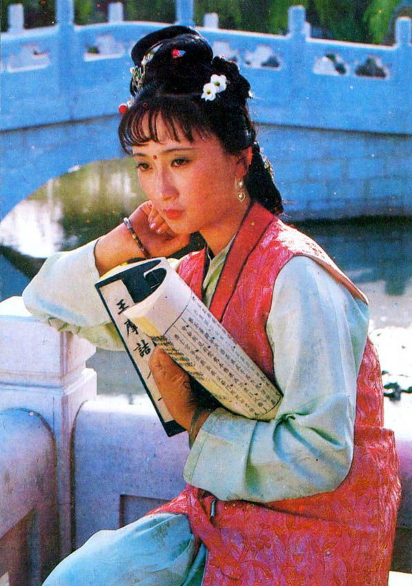 薛宝钗和林黛玉有何不同?香菱学诗,看两人的不同反应