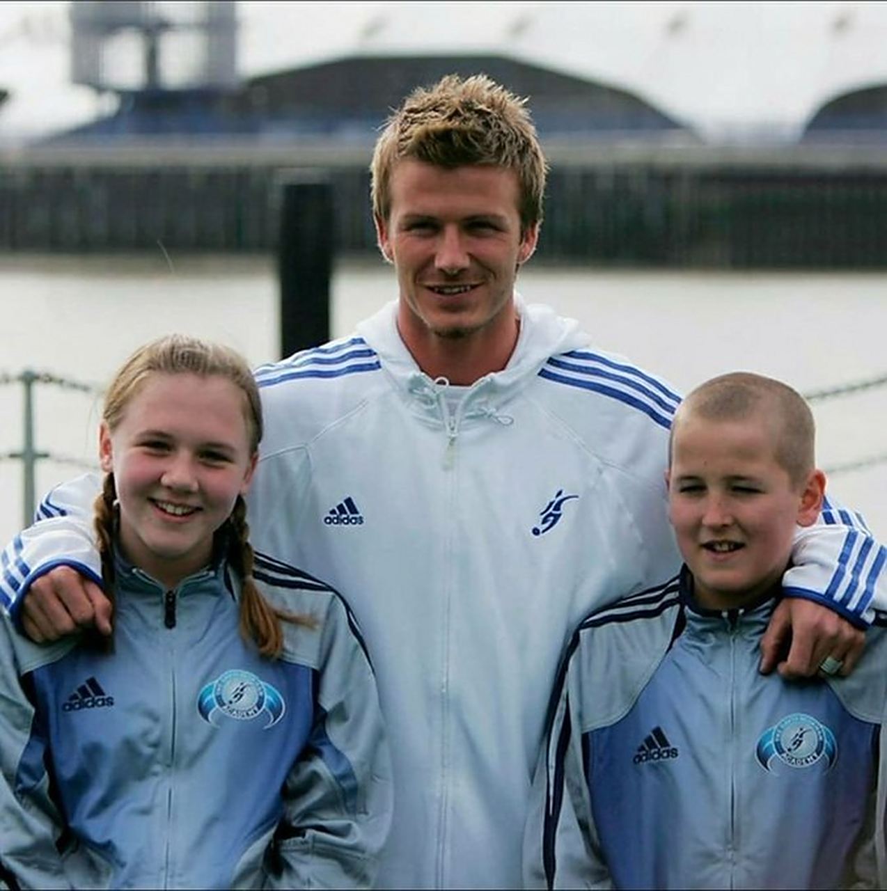 12岁的凯恩与贝克汉姆以及他未来的妻子合影,原来真的很有缘分!