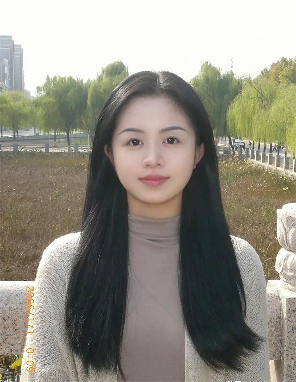 这个女孩脸圆圆,真是百看不厌!