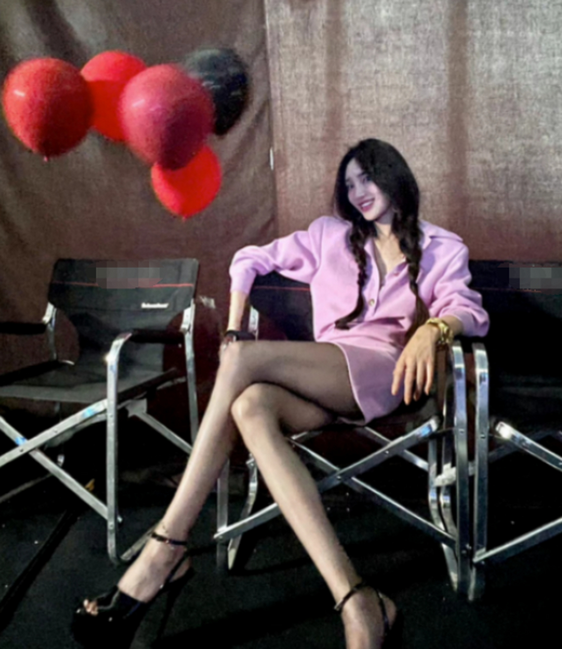 王紫璇穿黑丝袜拍大片,一双长腿十分抢眼,身形干瘦短裙显宽松