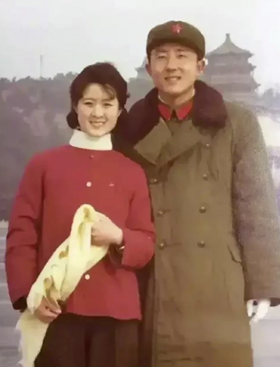 八十年代军人和妻子的幸福合照,摄于北京颐和园,军嫂脸上洋溢着甜美的