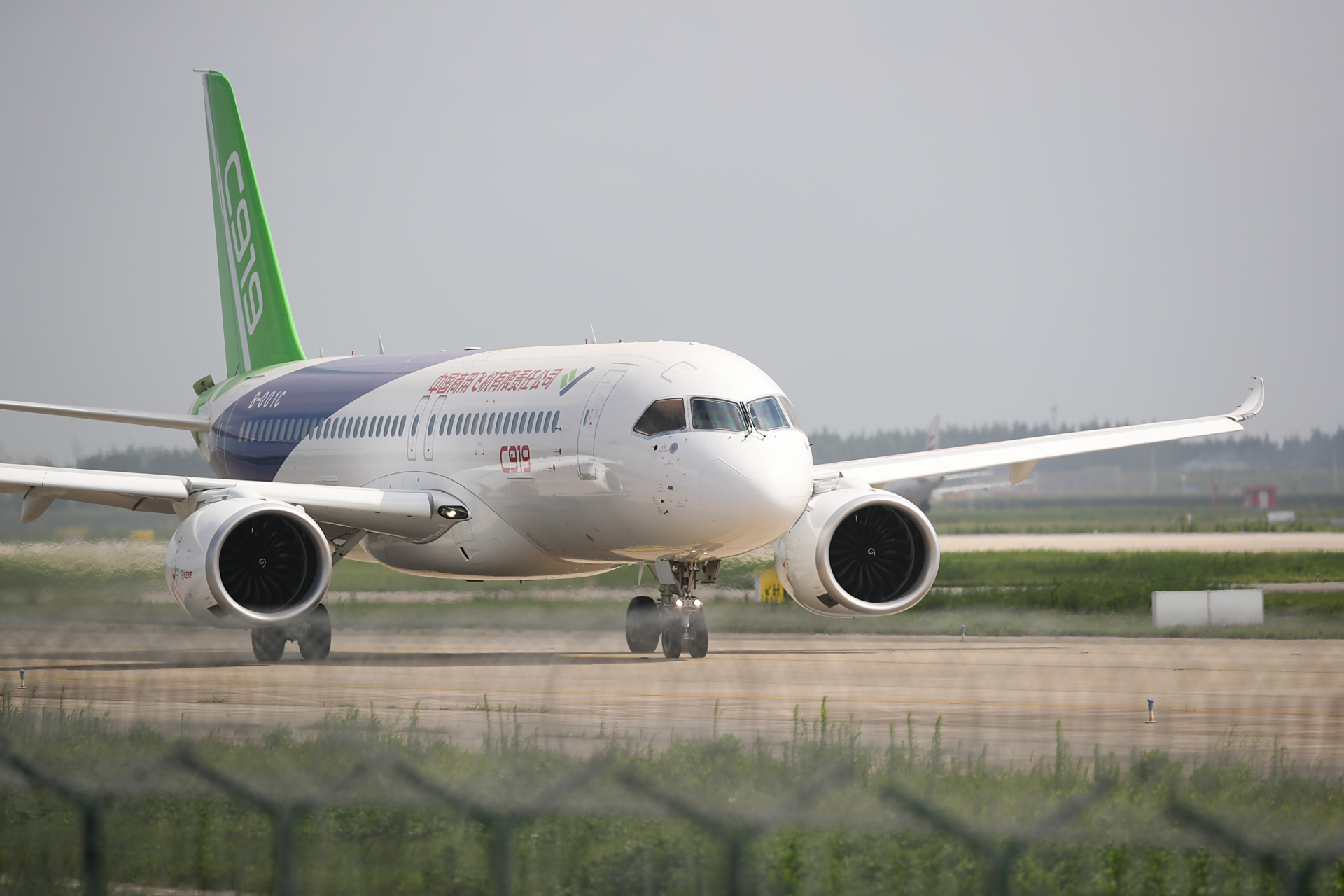 c919全球首发用户中国东航再次与中国商飞签署购机协议,在2021年订购