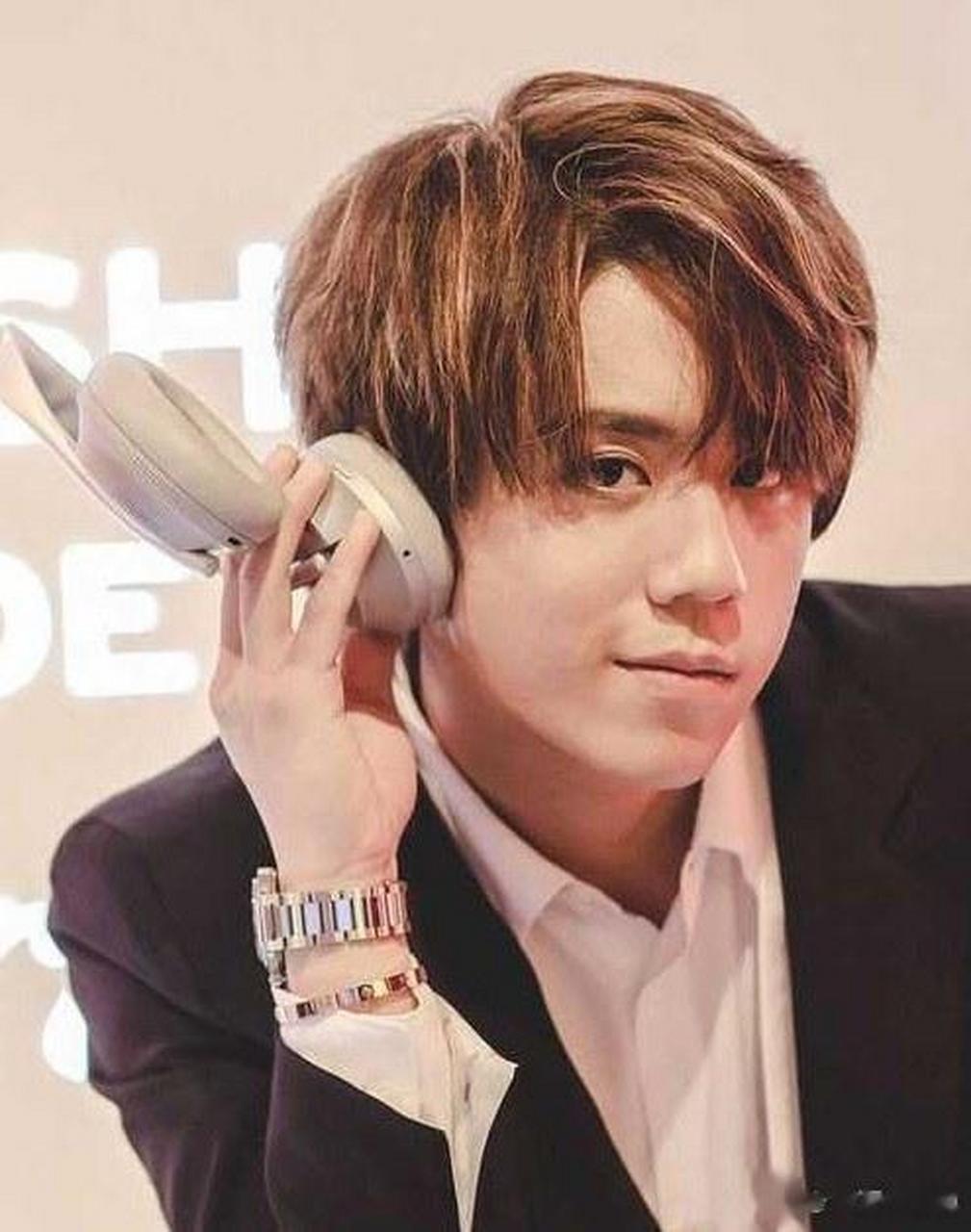 最近一直在听说,姜涛在香港很火,我就纳闷,不就是一个小网红吗?