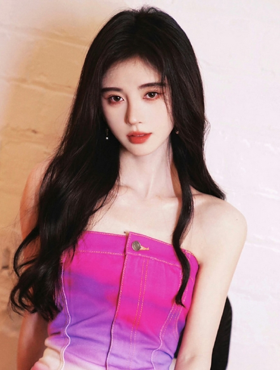 照片中,鞠婧祎身着粉色抹胸裙,清新亮丽,优雅迷人,让人眼前一亮.