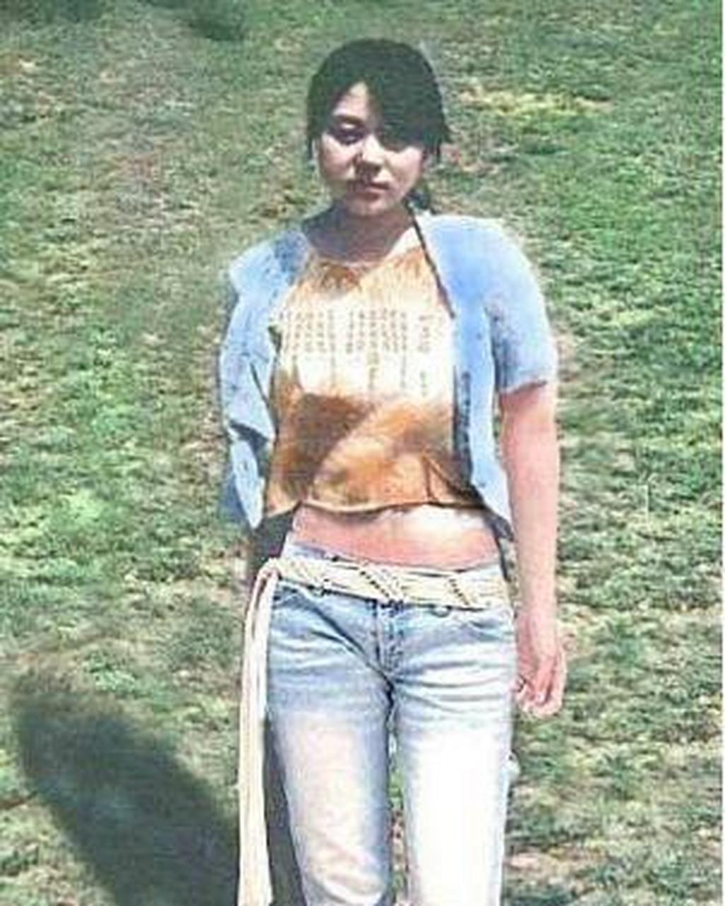 1993年,22岁的花季少女任雪被执行枪决时的画面,照片中的她穿着时髦的