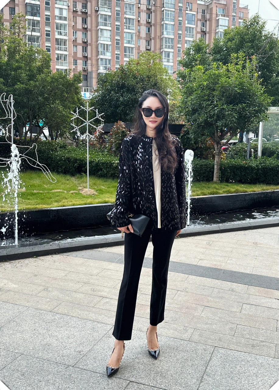 今日穿搭推荐  新鲜出炉的amandax亮片装,重工设计,版型一绝,无论是